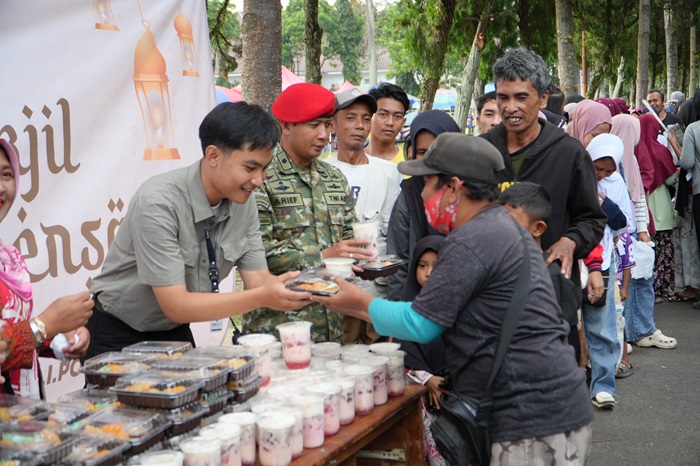 Pelaksanaan Kegiatan Pembagian Takjil Ramadhan Oleh Pusdiklatpassus Kopassus yang berkolaborasi dengan Cartenz Tactical kepada Masyarakat Wilayah Batujajar Kompleks