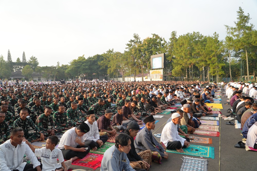 Pelaksanaan Kegiatan Shalat Idul Fitri yang di ikuti Oleh Danpusdiklatpassus Kopassus Brigjen TNI Romel Jangga Wardhana, S.E., M.I.Pol., M.Han., beserta Keluarga dan Seluruh Organik Pusdiklatpassus Kopassus di Lapangan Hitam Pusdiklatpassus