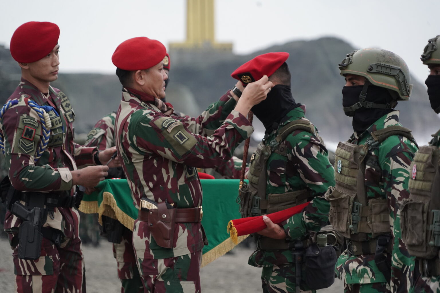 Upacara Penutupan Pendidikan Komando Angkatan 112 Oleh Panglima Kopassus Letjen TNI Djon Afriandi, S.I.P., MS.DA di Pantai Permisan Cilacap